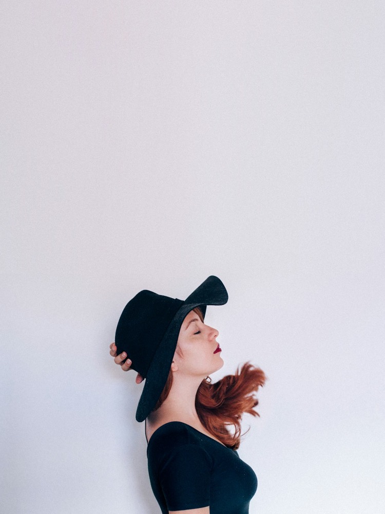 Woman in a wide-brim hat, in profile